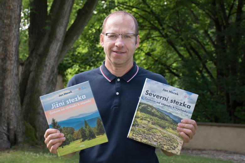 Jít středem země je jiné než putovat po hranicích, je to autentičtější Česko. Trasa je velmi pestrá, říká o Centrální stezce dlouhé 1036 km Jan Hocek