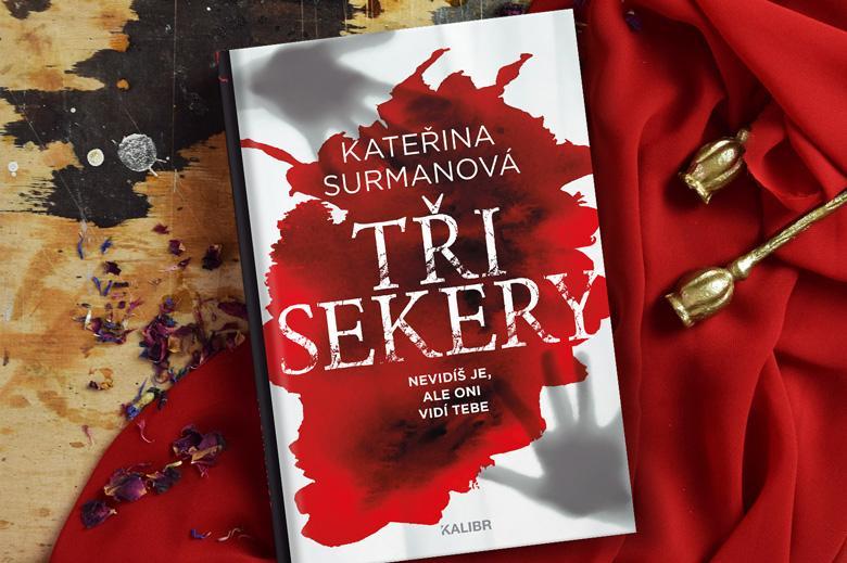 Tři sekery – horor, thriller, psychologické drama i detektivka v jednom. Kateřina Surmanová dokáže vykreslit atmosféru tak, až máte pocit, že jste součástí celého příběhu