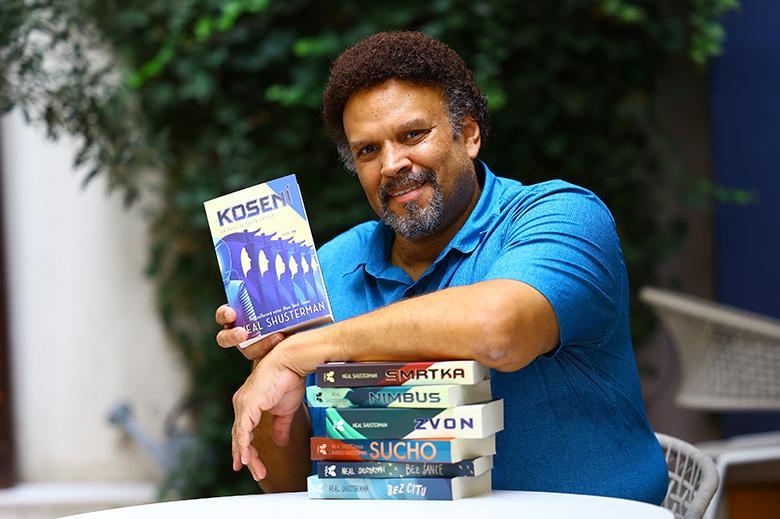 Autor bestselleru Smrtka Neal Shusterman představil v Praze svou novinku a netajil se okouzlením hlavním městem: "Praha je město s magickou aurou. Zvlášť orloj mi nedá spát. Musím s ním něco vymyslet."