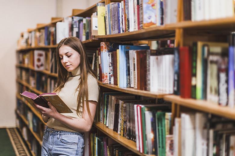 Books about books: Objevte kouzlo příběhů, které oslavují lásku ke knihám. Stanou se letošní knihomolské novinky bestsellery stejně jako Zlodějka knih nebo Půlnoční knihovna?