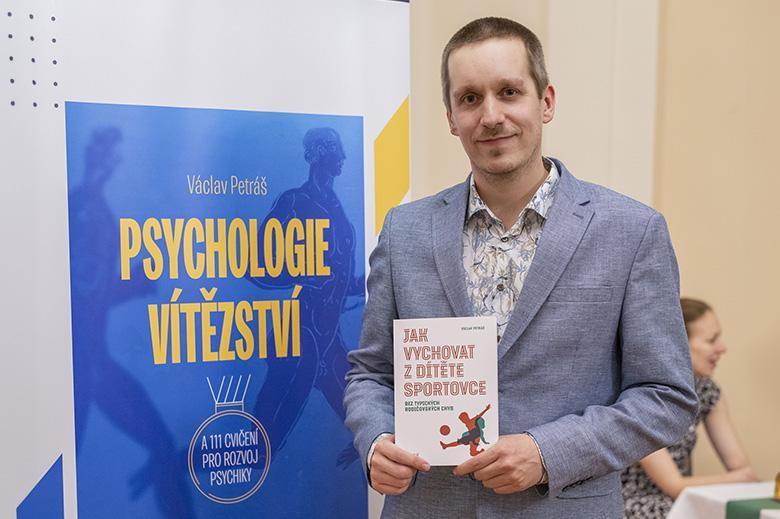 Václav Petráš: „Rodiče jsou klíčoví v jakékoli oblasti dětského života – včetně sportu." Jak vychovat z dítěte sportovce se dozvíte ve stejnojmenné knize