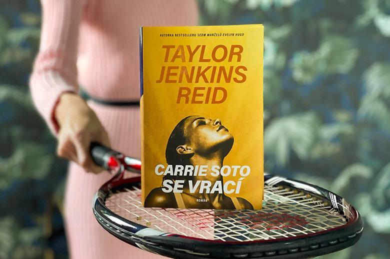 Carrie Soto se vrací a s ní i bezkonkurenční vypravěčka Taylor Jenkins Reid. Autorka loňského hitu Sedm manželů Evelyn Hugo nás ve své novince zavede do světa vrcholového tenisu