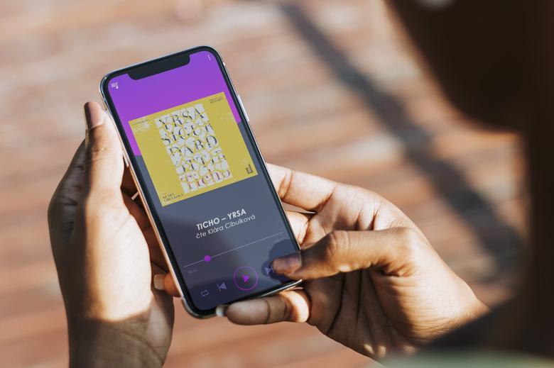Pokud nemáte na čtení knih čas, existuje jedno řešení – pusťte si je do uší! Sedm tipů na nové audioknihy, které vám zpříjemní úklid i cestu autem do práce