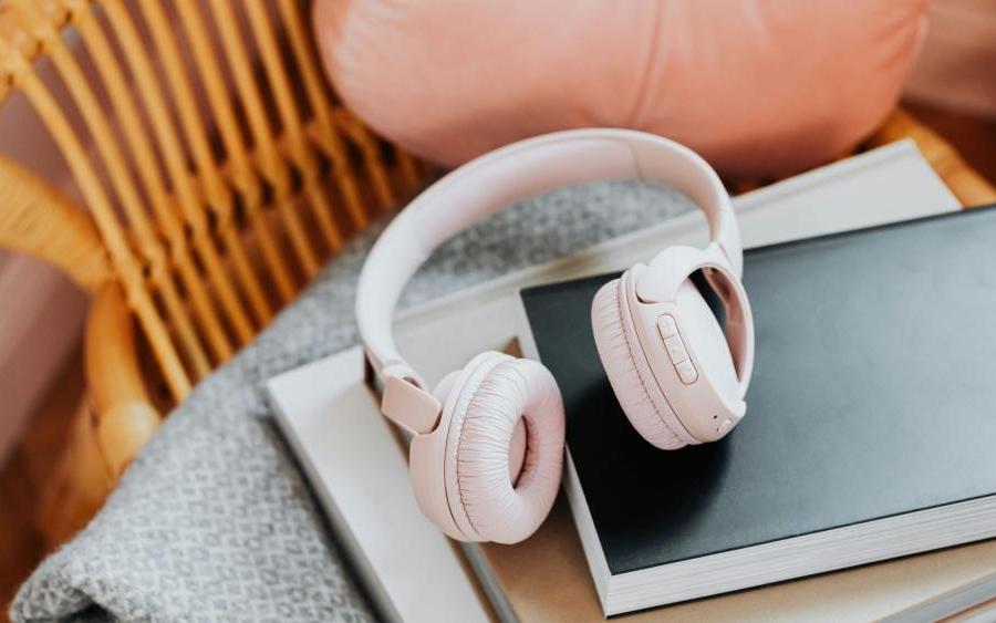 Podzim patří příběhům: tyhle říjnové audioknihy vás pohltí od první minuty