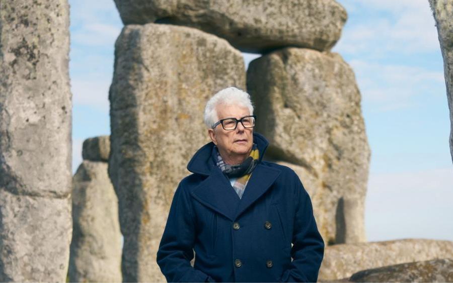 Ken Follett strávil roky studiem Stonehenge. Výsledkem je jeho nejambicióznější román