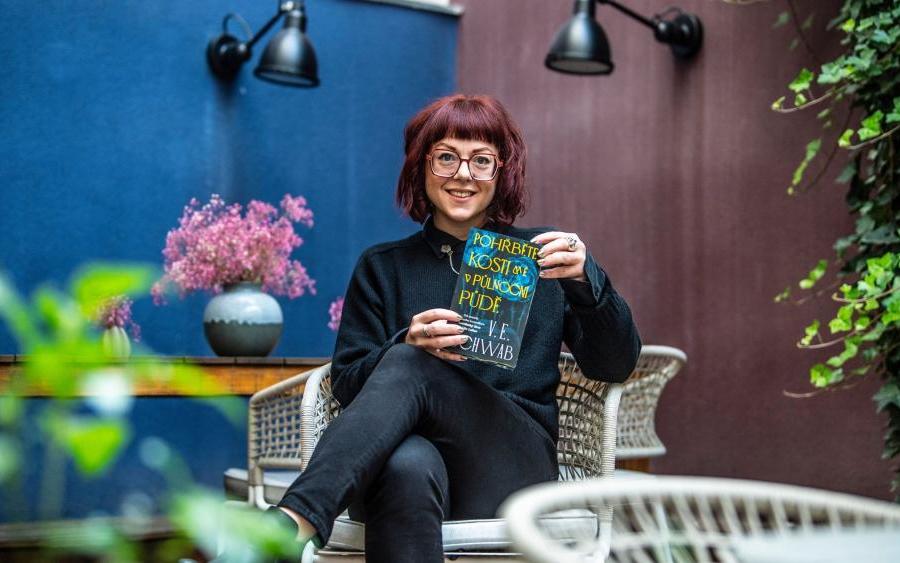 „Nechci být oběť. Chci být predátor.“ Victoria E. Schwab o upírech, touze a ženské síle