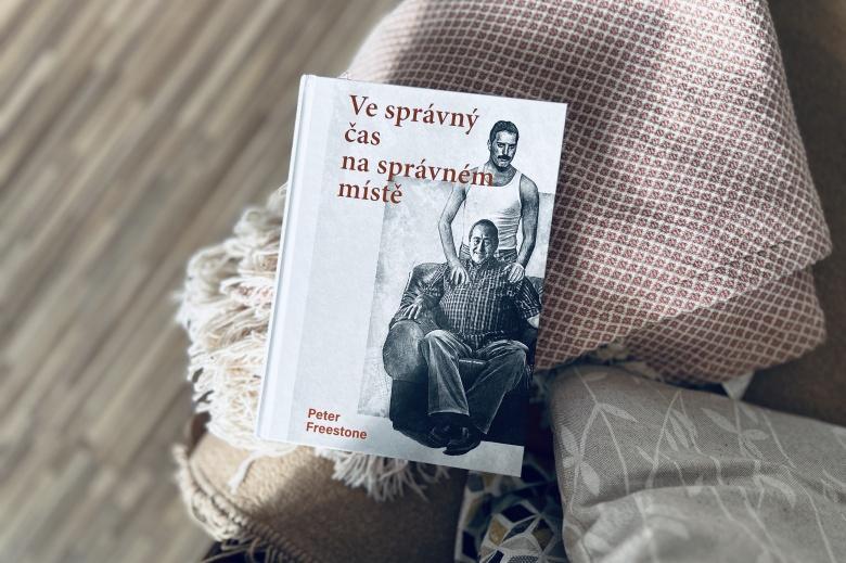 Freddie  Mercury si ho vybral jako svého osobního asistenta. Peter Freestone nyní přednáší o nemoci HIV/AIDS a žije v České republice