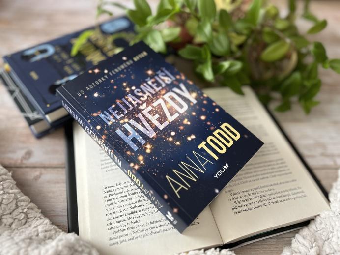 Svou první knihu psala Anna Todd v čekárně u zubaře i při práci v callcentru, přezdívá se jí Padesát odstínů šedi pro teenagerky