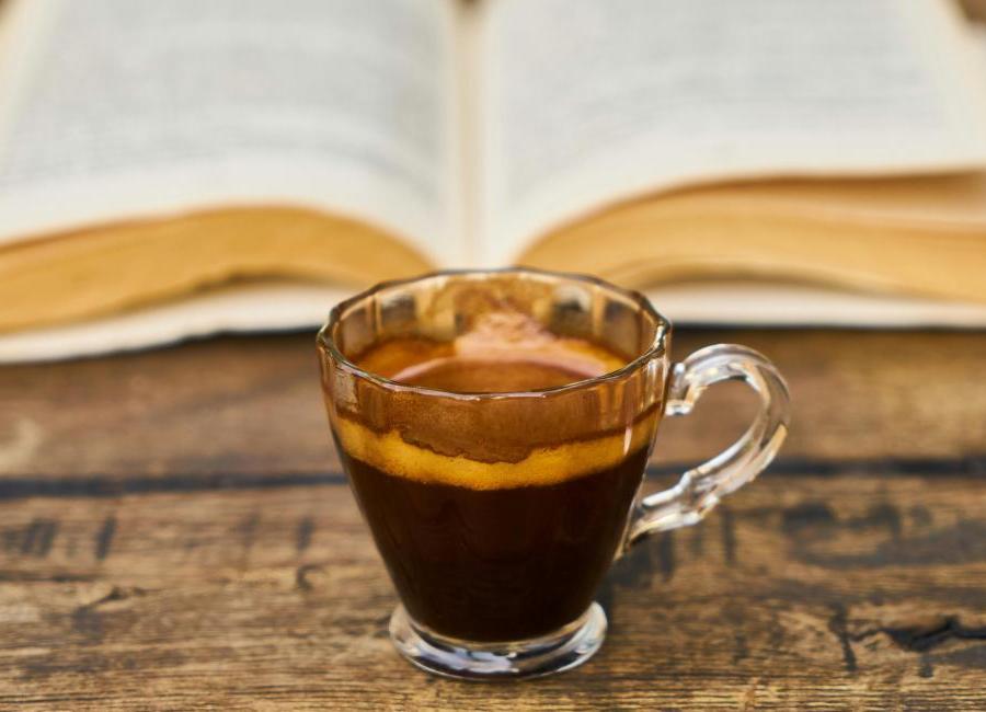 Víno, mateřství i padesátka: České knihy, které vás rozesmějí i zlomí srdce