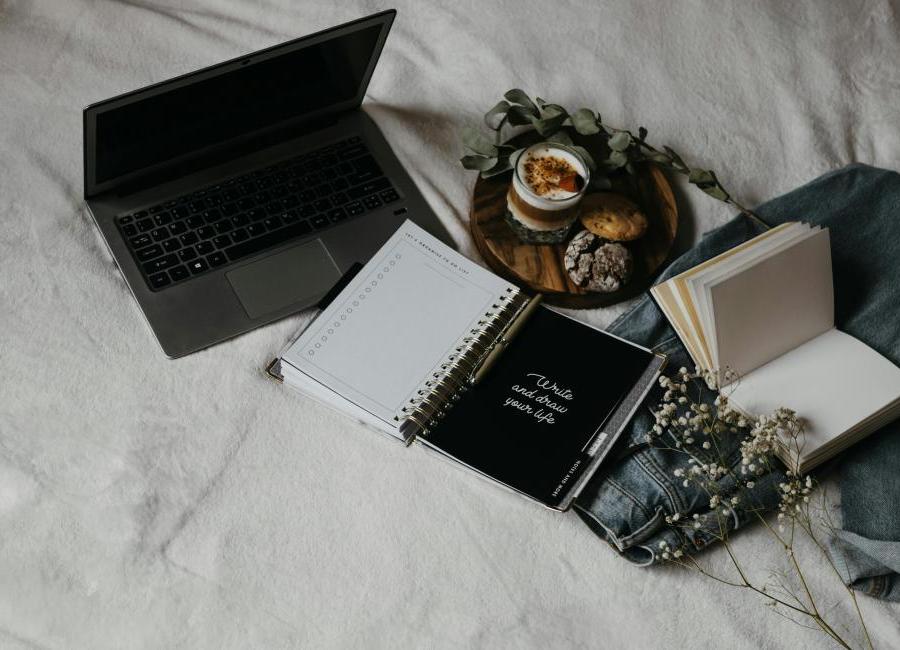 Od vědomí vesmíru po rodinná traumata: Non-fiction, která jde pod povrch