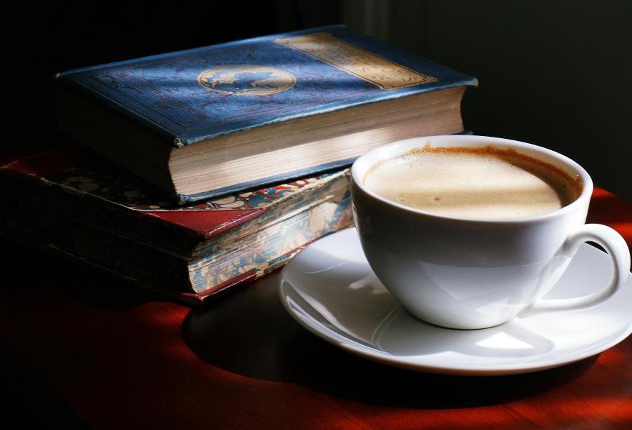 Zločiny, lži i tajemství z vesmíru: tyhle únorové novinky vás pohltí