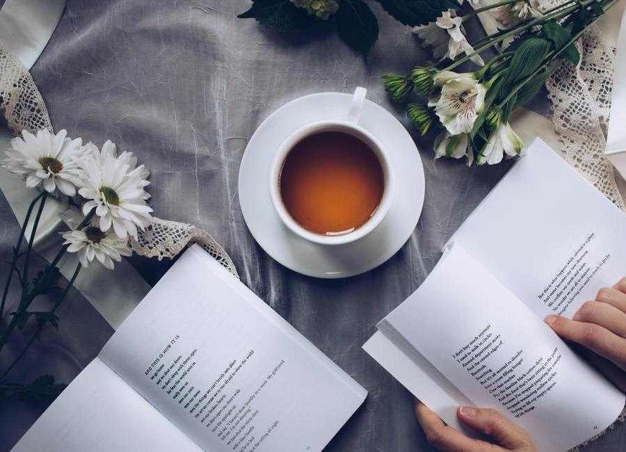 11 audioknih, které v listopadu musíte slyšet! Od časové romance až po peklo samotné