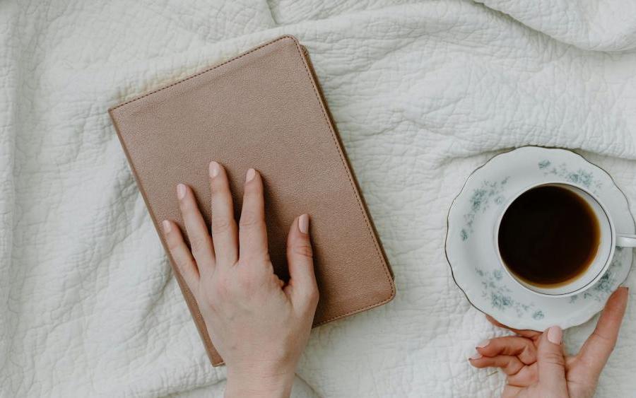 Podzimní romantasy, které zahřejí i nadchnou